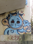829440 Afbeelding van graffiti met een WTIP waaroverheen een kat en een muis gespoten zijn, aan de voet van het viaduct ...
